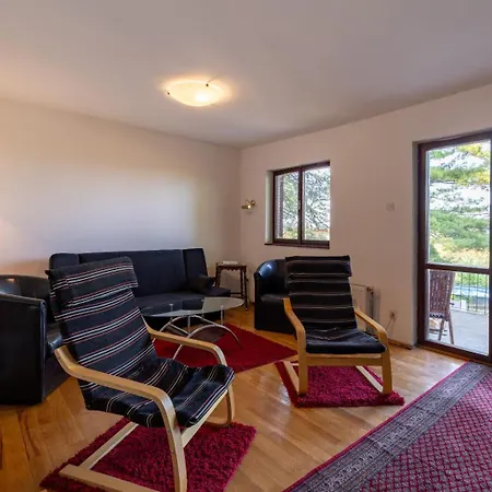 Kucica Na Brdu-zaklopaca