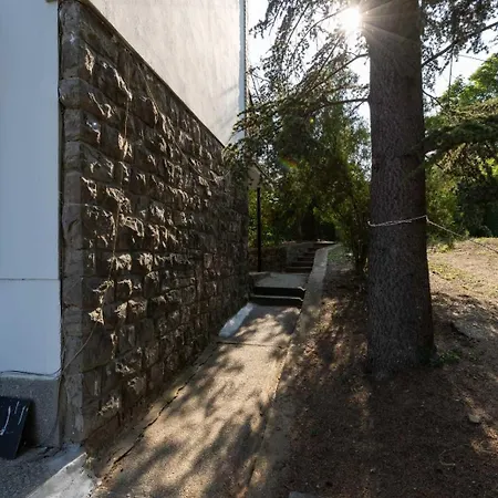 Kucica Na Brdu-zaklopaca