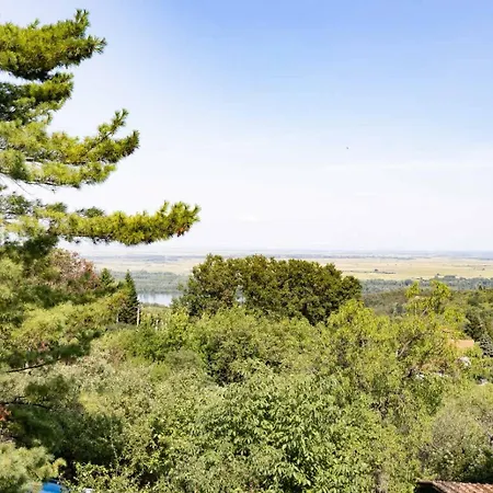 Kucica Na Brdu-zaklopaca *